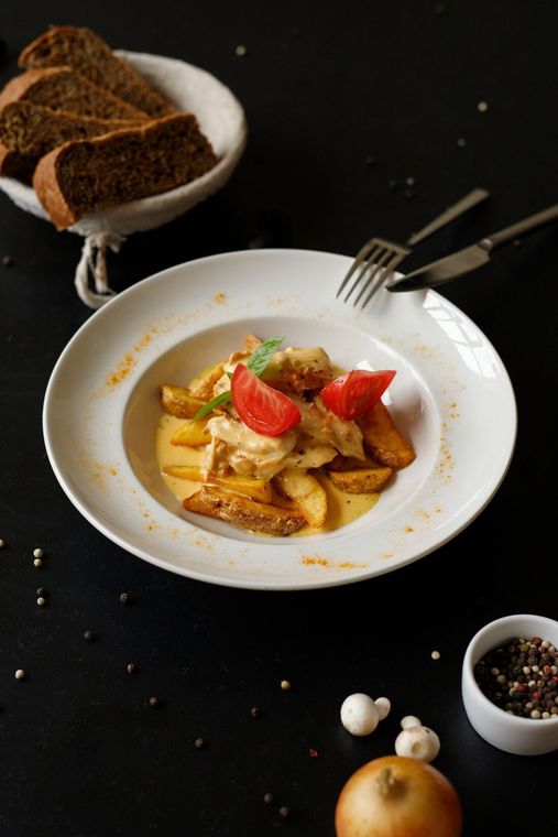 Куриное филе с соусом «Чеддер» и запечённым картофелем
